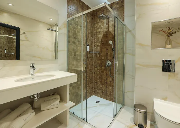 Lavalliere & * Szarnica